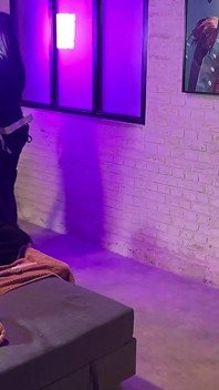 În culise, supusul din cușcă este distrus de vibratorul legat al stăpânei sale - BDSM - francez în cur cu vibratorul legat
