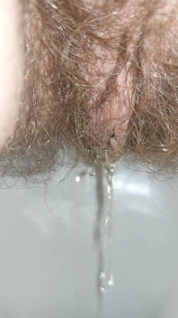 Detailní záběr na mě, jak čůrám na záchodě