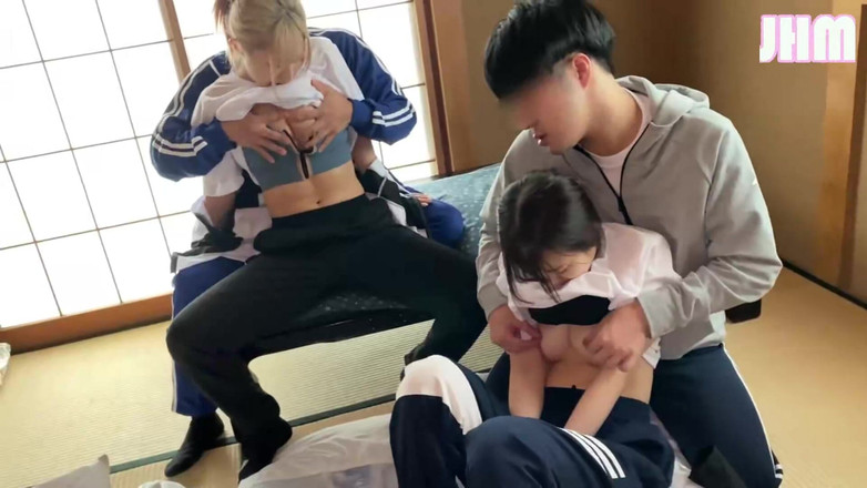 Japanese Hentai Matings: Două fete încurcate în Haos timid, corpuri ciocnindu-se în Playful Heat. - B