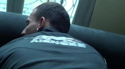 Sneaker gay: Adulmecă picioarele stăpânului și futută tare în adulmecat