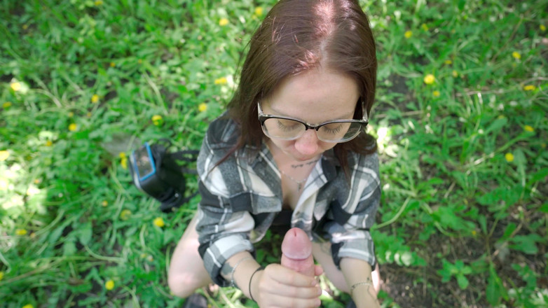 YSP Studio: Zabawa na świeżym powietrzu z Nerdy Girl w okularach