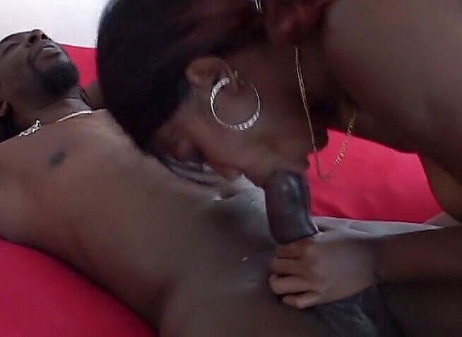 Dark Extreme: O negresă drăguță se bucură de o pulă uriașă neagră