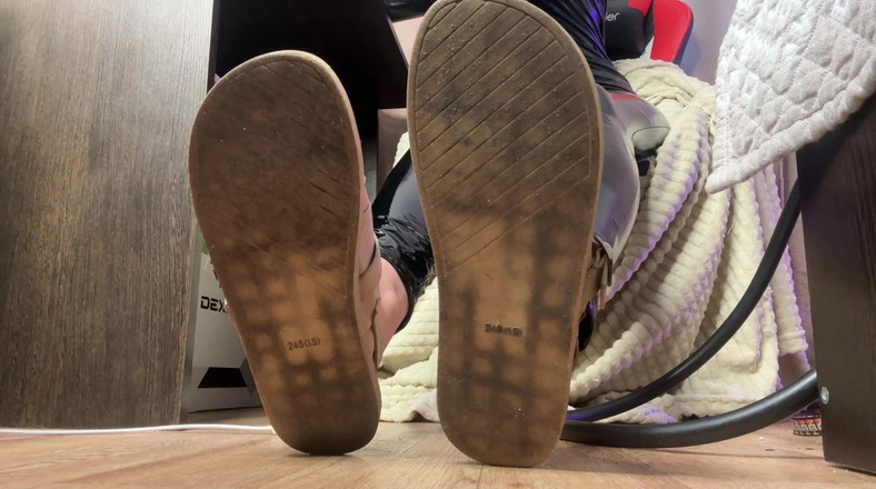 Skinny_lady69: Bersihkan Si Jalang Sandal Saya