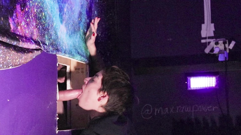 Max Submission: Supusă câștigă mașina de futut ca cadou