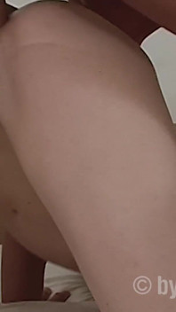 Brunetka lubi wytrysk na swoją cipkę