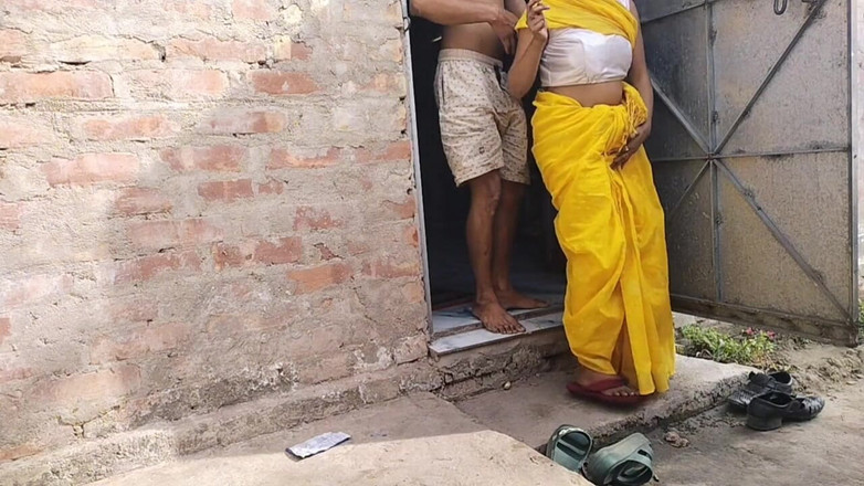 Fantacycutting: Ibu rumah tangga India ngentot di luar ruangan dengan saudara...