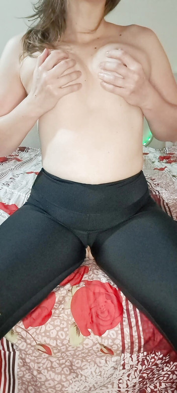 Flor_latina: लड़की हस्तमैथुन कर रही है और बिस्तर पर फटी हुई पैंट में चुदाई कर रही है