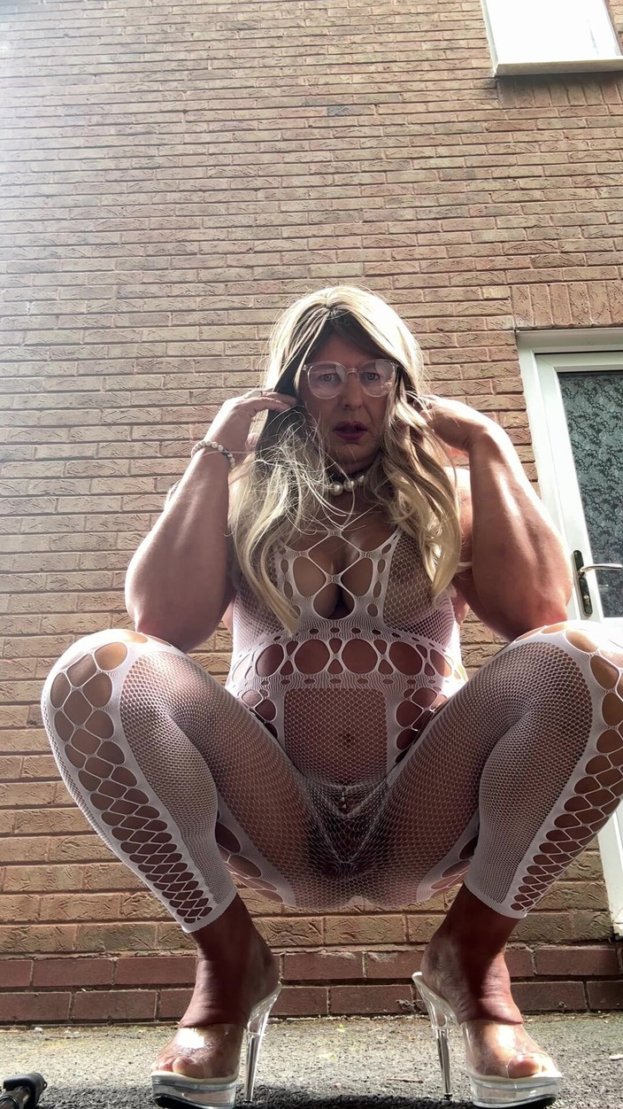 Kellycd2022: セクシーなクロスドレッサー Kellycd2022 白い網タイツキャットスーツとヒール