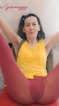 Bàn chân tôn sùng nói chuyện tục tĩu của người Nga chân dài trong quần legging -ginnagg
