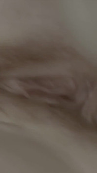 남자친구가 그녀를 깨워서 털이 많은 성기를 박고 엉덩이를 부숴
