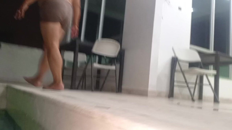 Milfta boohot: 我的继母在酒店泳池里模拟她们的恋足癖