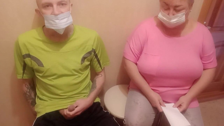 Zona901: Kobieta szarpie mojego kutasa w poczekalni