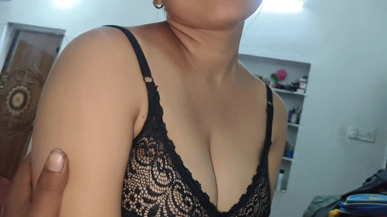 Playboy rahul: Hintli seksi evli kadın siyah sutyen giyiyor ve ağzına boşalıyor