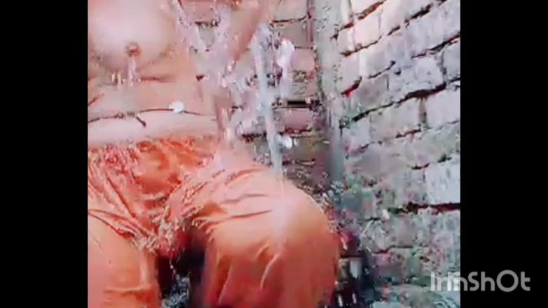 TricolorMusic3: Ella está masajeando sus tetas calientes sexy, bañándose, desnuda y...