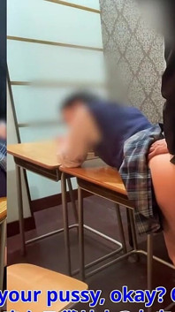 # 122 dziewczyna, która sprawia, że jej chłopak czeka i zostaje zerżnięta przez klasę