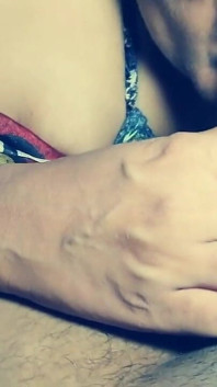 Une femme de ménage desi se fait surprendre en train de se masturber pendant que son mari est en congé du travail