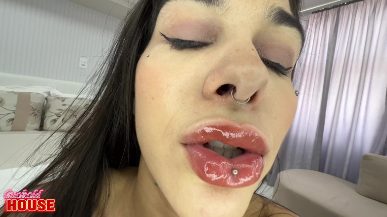 CuckoldHouse: Si rambut coklat yang tidak pernah puas ini menelan zakar...