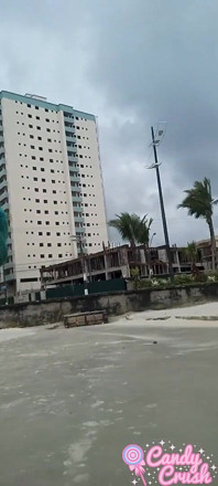 Influencer chupando polla en público en una playa