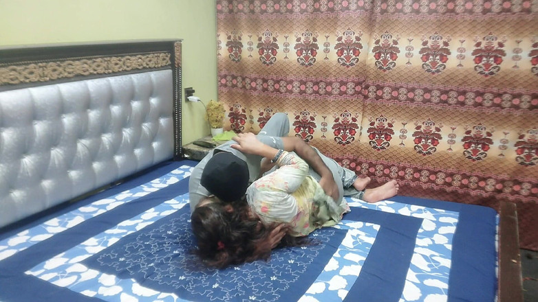 Pakistani CoupleX: Indyjska pokojówka ostro zerżnięta Kiedy żona udała się do centrum handlowego...