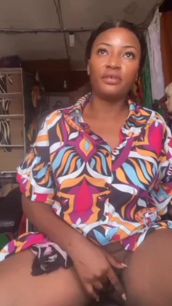 Me and my new slut: Збуджена мама мастурбує в своєму магазині, публічна мастурбація цукрової мами