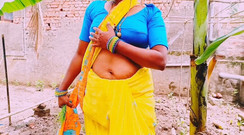 Honey lips: Villege Outdoor。美丽的纱丽村女仆与地主啪。泰卢固肮脏的谈话。