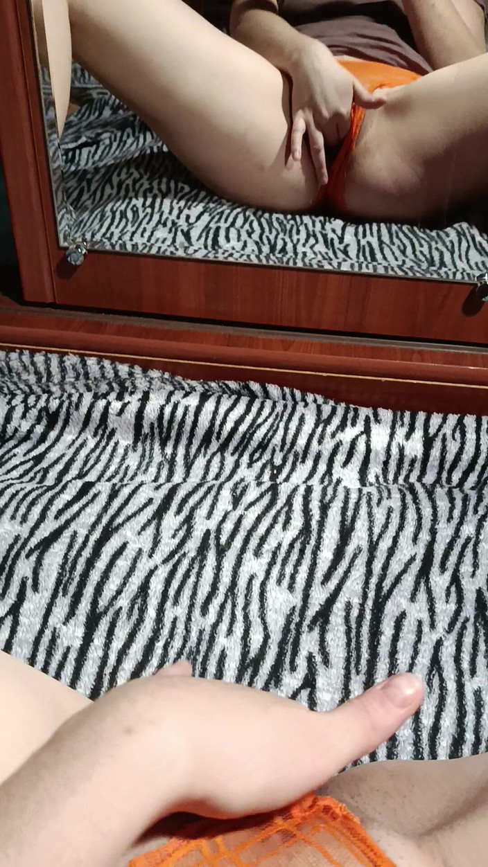 OniSoi: パンティを脱がずに鏡の前で自作のマスターベーションをする