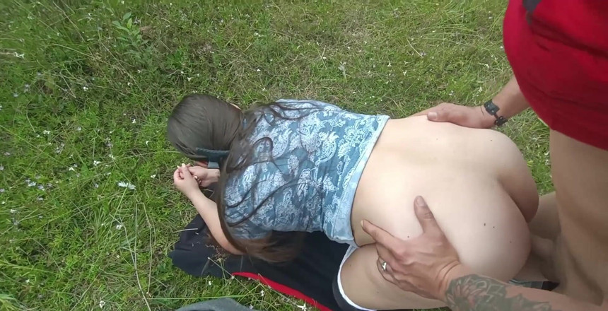 Valery Saenz xxx: Valery dan suaminya merayakan awal liburan di hutan