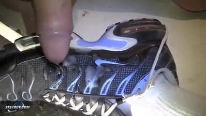 Sketboy: Ein französischer sneaker, von fuß typen gefickt