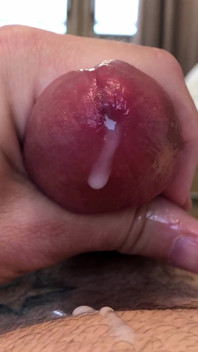 POV close-up cumshot: enorme lading raakt cameralens bijna!