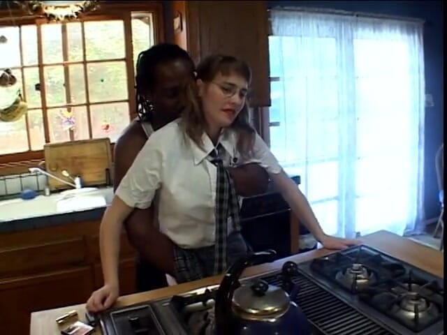 First Black Sexperience: La giovane mora bollente prende una sborrata sugli occhiali dopo...
