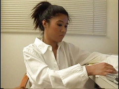 Big in Asia: Una bella ragazza asiatica si fa scopare la figa e...