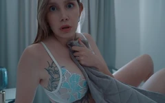 Proč Se Nevlastní Máma Probouzí S Ptákem Nevlastního Syna V Ruce Po Boji? Dostane Výstřik Na Obličej Ve Společné Posteli?