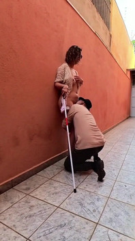 Aplaude mágica de tiempo helado con una chica ciega en el callejón