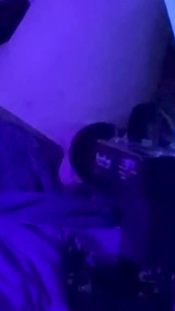 S1uttranspup nimmt einen 9-Zoll-dildo in einem schwarz beleuchteten Raum