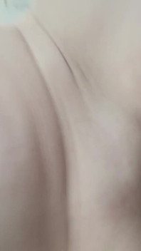 Une pute gémit prend des creampies de grosses bites noires - après l’insémination, le mari filme et prend des secondes baveuses