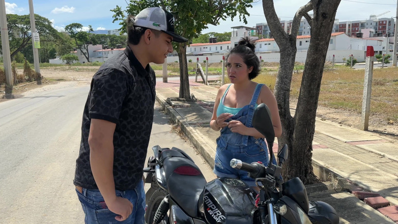 ManuelaAlvarez: Encuentro a Una Sexi Culona Chica Con Su Moto Varada...
