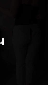 찢어진 바지에 풍선을 터뜨리는 섹시한 소녀