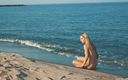 Denudeart: Schönes blondes mädchen windelt am strand