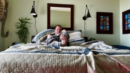 Barefoot Blake: Popadněte své ptáky a masturbujte se mnou (celé video)