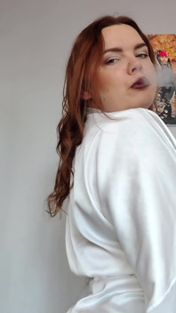 Gjutning. Rökning bystiga utrikesministerkandidat gör en striptease och kikar på golvet.