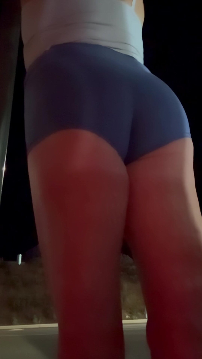 CindieLove: Curvă publică mândră sissy yoga cu curvă cu pantaloni scurți...