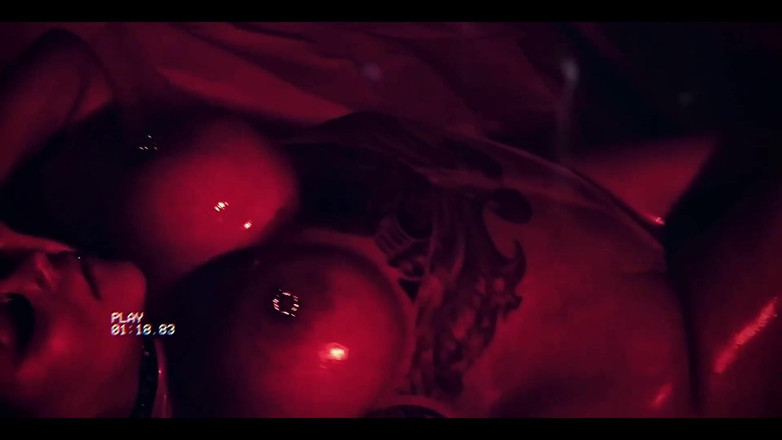 Red X: Mme Red X adore se faire taquiner le strip-tease