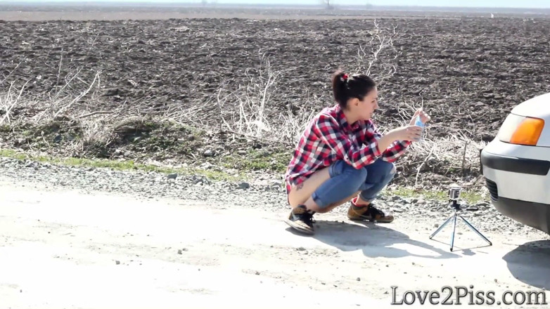 Love 2 Piss: Chuẩn bị đi tiểu trên đường phố