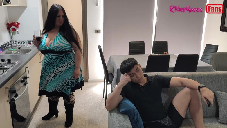 Riderqueen: Stiefmutter fickt mit jungem stiefsohn im wohnzimmer - video für meine...