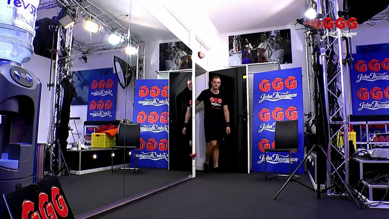 GGG John Thompson Classic Retro: ブルネットの女のスラットがディープスロートでチンコを噛み、尻を舐めて激しく突かれる