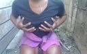 Super sexy ebony cuties: Kläm mina bröst som vrider mina bröstvårtor som kikar utomhus