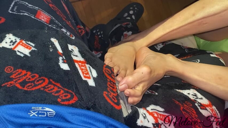Naelor: Melove pengen muasin naelor dengan kaki dan kaki panjangnya yang...
