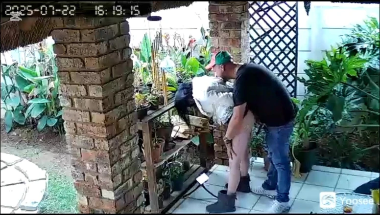 Bigjoefuckalott: Kamera menangkap istriku meniduri dua sahabatku saat aku sedang bekerja