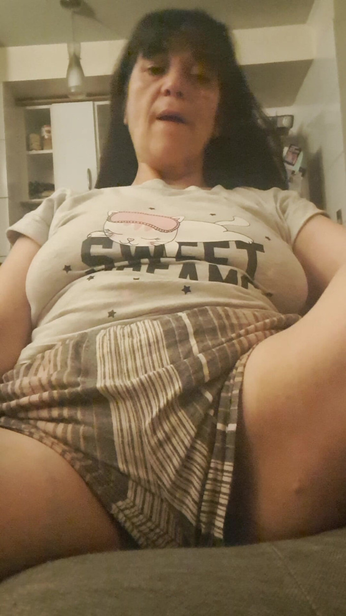 Mommy big hairy pussy: Mature MILF in Shorts, Showing Surprise