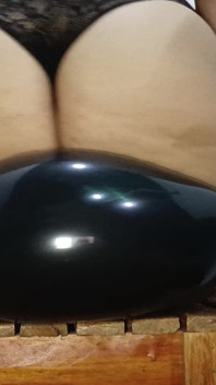 Usando i miei grandi glutei e il mio sedere per rimbalzare su dei palloncini e farli scoppiare